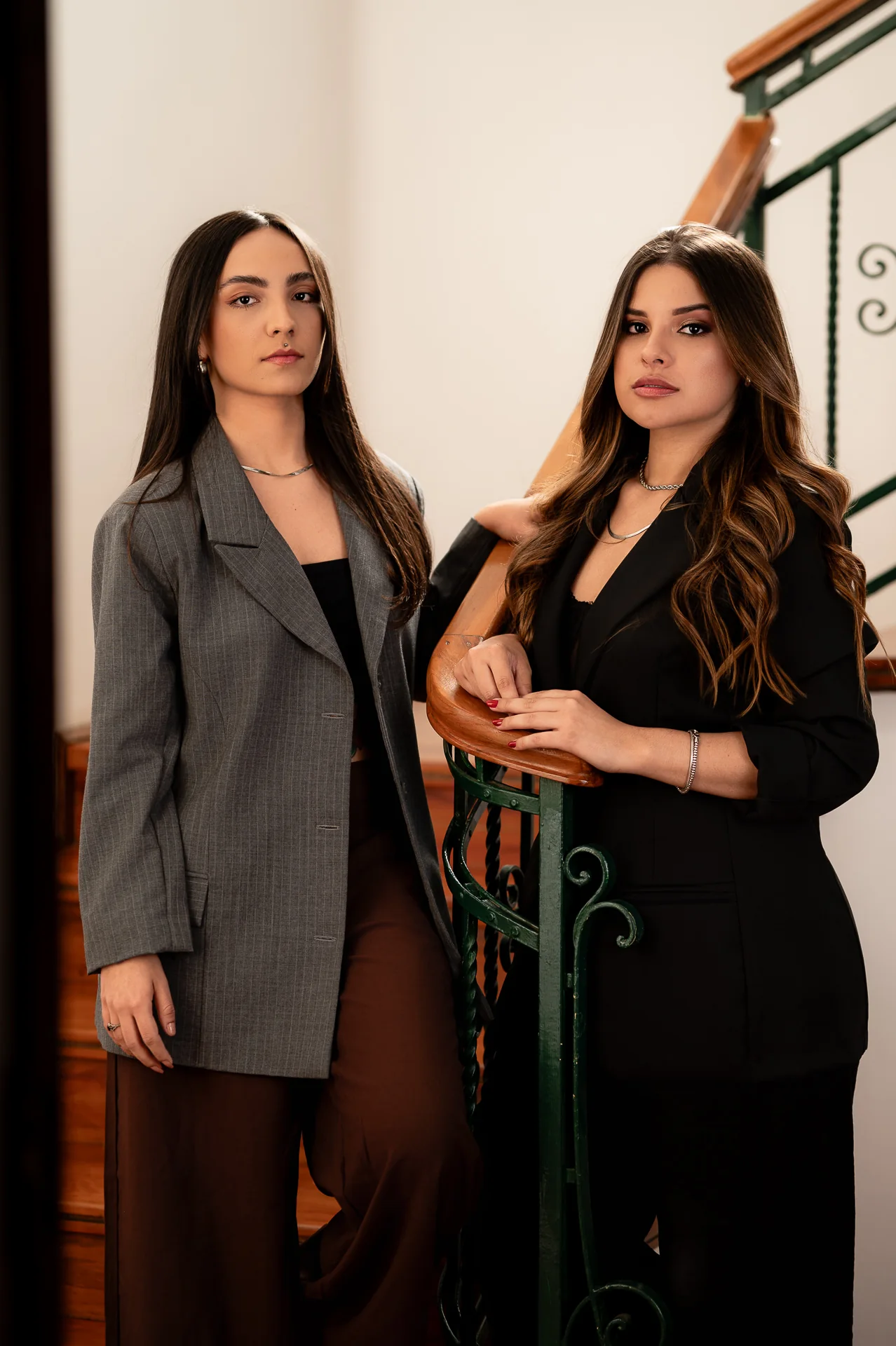 Giovanna e Victoria, fundadoras da agência Bravê, lado a lado em pose confiante